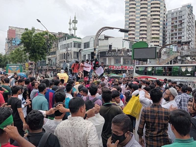 বৈষম্যবিরোধী ছাত্র আন্দোলনের ব্যানারে রাজধানীর সায়েন্স ল্যাব মোড়ে বিক্ষোভ মিছিল শুরু করেছেন আন্দোলনকারীরা। আজ শনিবার দুপুর ১২টায়